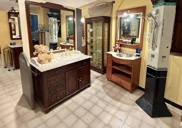 Exposición de muebles de baño