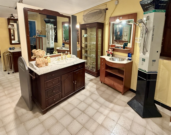 Exposición de muebles de baño