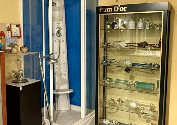 Exposición de complementos de baño