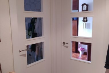 Puertas lacadas en blanco con vidrios transparentes
