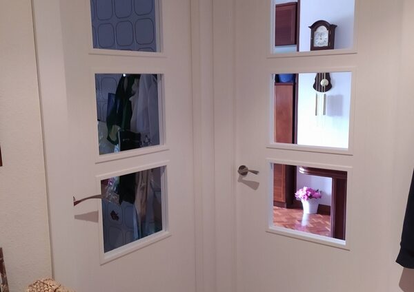 Puertas lacadas en blanco con vidrios transparentes