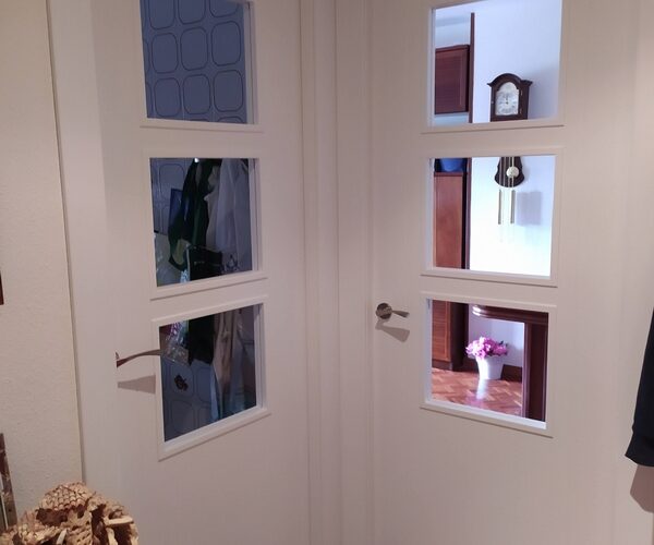 Puertas lacadas en blanco con vidrios transparentes